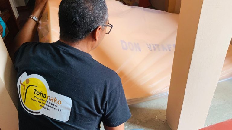 DONATION DE MATELAS AUX ENFANTS INCARCERES AVEC LEURS MERES AU CENTRE PENITENTIAIRE DE MANJAKANDRIANA